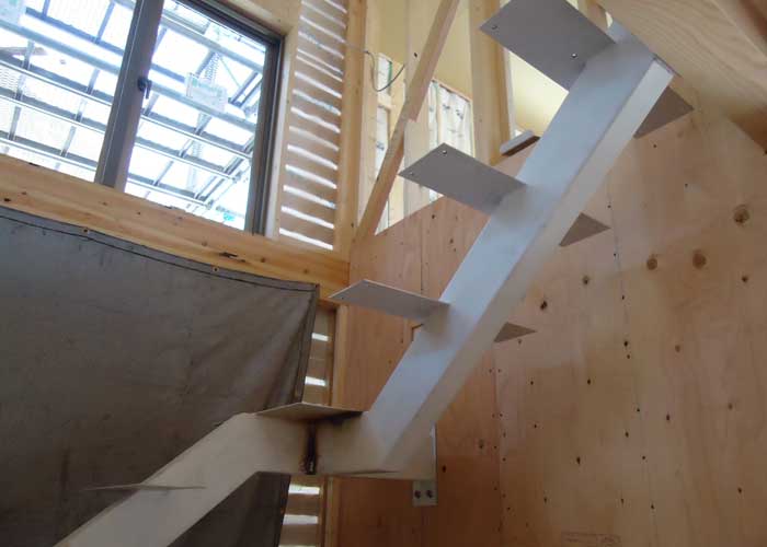 里仁舎の施工例「桂坂の家」階段ができるまで（4枚目）