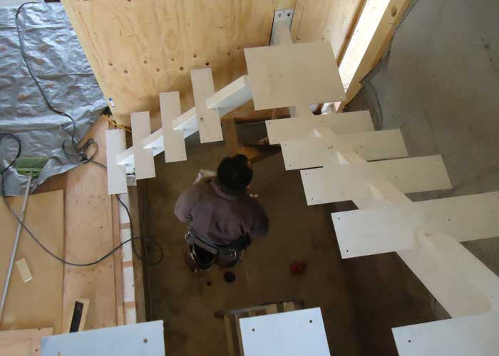 里仁舎の施工例「桂坂の家」階段ができるまで（5枚目）