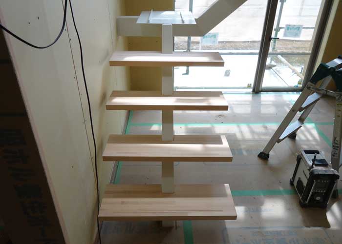 里仁舎の施工例「桂坂の家」階段ができるまで（7枚目）