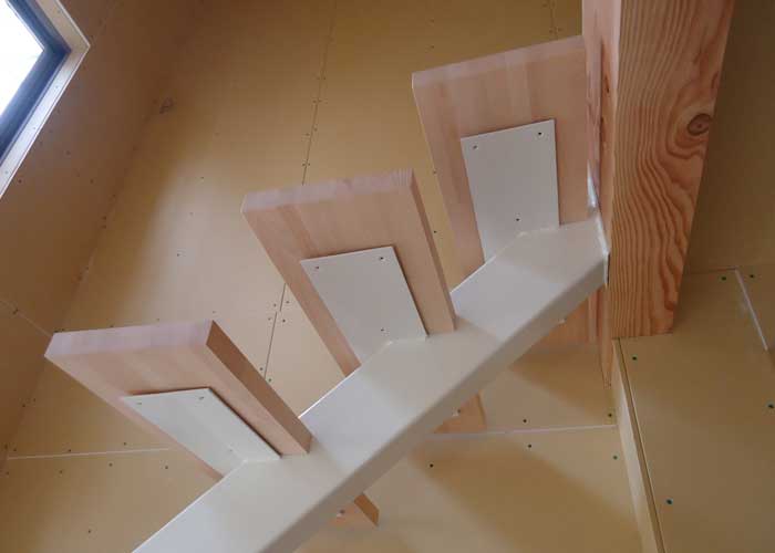 里仁舎の施工例「桂坂の家」階段ができるまで（8枚目）