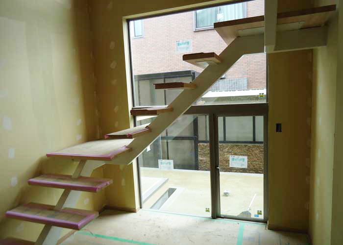 里仁舎の施工例「桂坂の家」階段ができるまで（9枚目）