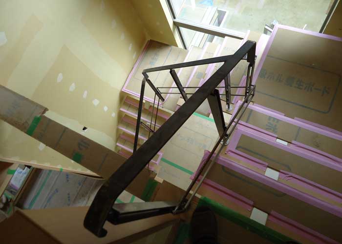 里仁舎の施工例「桂坂の家」階段ができるまで（10枚目）