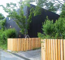 京都大学ナノファクトリー北山丸太を用いたスロープ塀