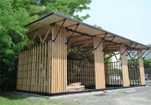 北山磨丸太を使用した仮設建築物（撮影場所：京都大学）